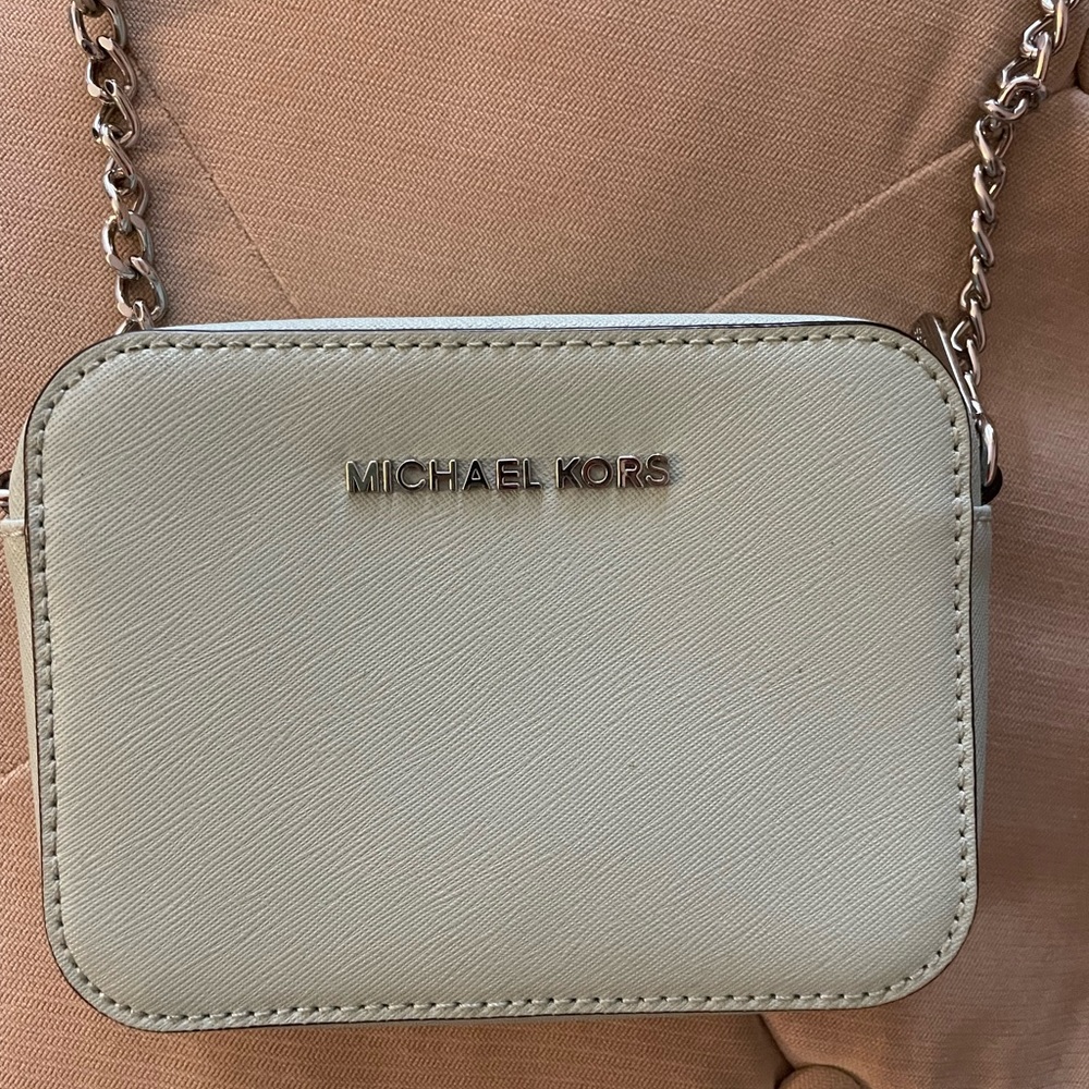 Michael Kors Crossbody Wallet on Chain Purse - Petite Friendly! MK so cute!